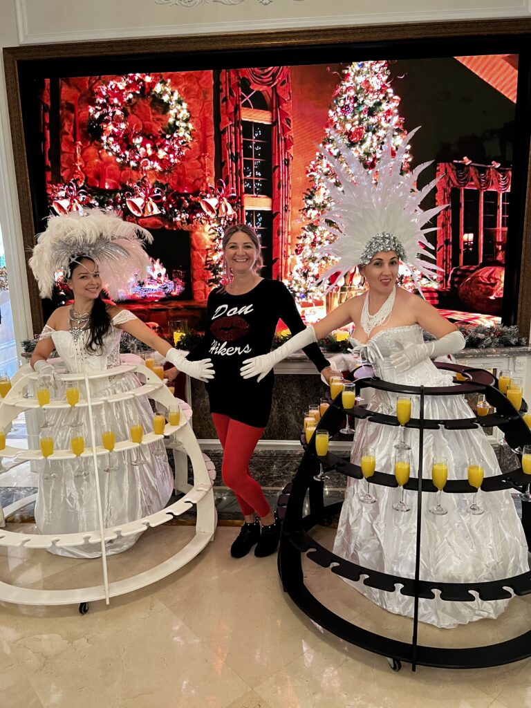 Strolling table entertainer offering drinks to guests at a Fort Lauderdale event